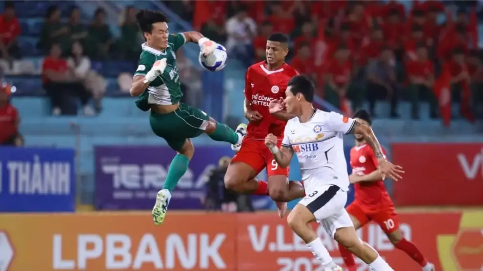 Thủ môn Bùi Tiến Dũng nghỉ thi đấu hết mùa giải